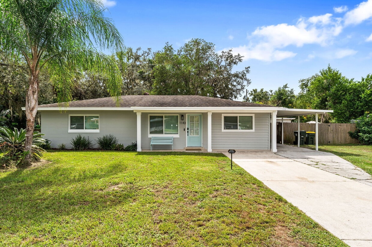 Foto principal - Charming 4-Bed with 2 Full Baths and Large...