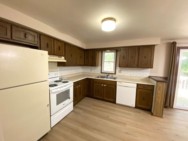 Building Photo - 2 Bedroom, 1.5 Bath Duplex Available for R...