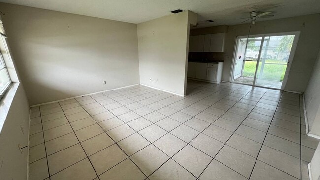 Building Photo - 1547 Oak Dr