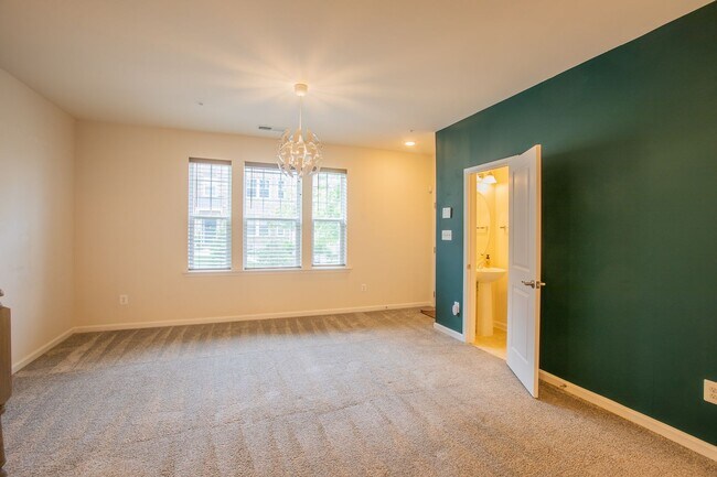 Building Photo - Beautiful 2 BR/2.5 BA Townhome in Hyattsvi...