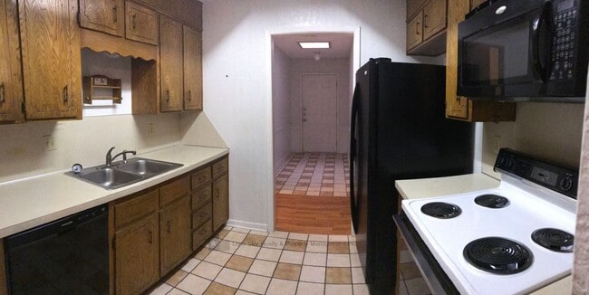 Building Photo - 1803 Fairway Dr