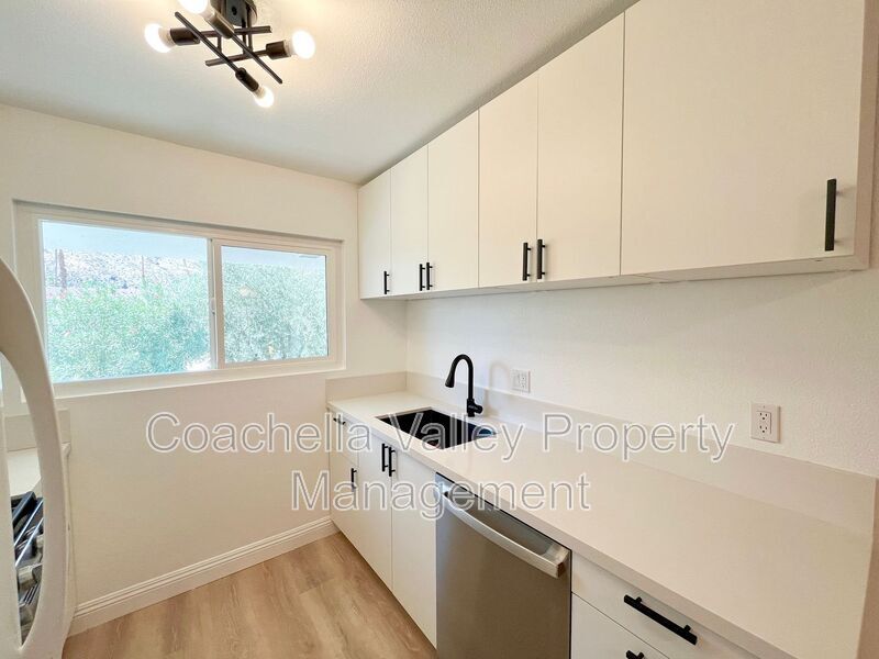 Foto principal - 1900 S Palm Canyon Dr