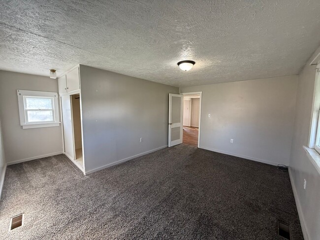 Building Photo - Larger 2 bedroom, 2 bathroom home! Pet Friendly!