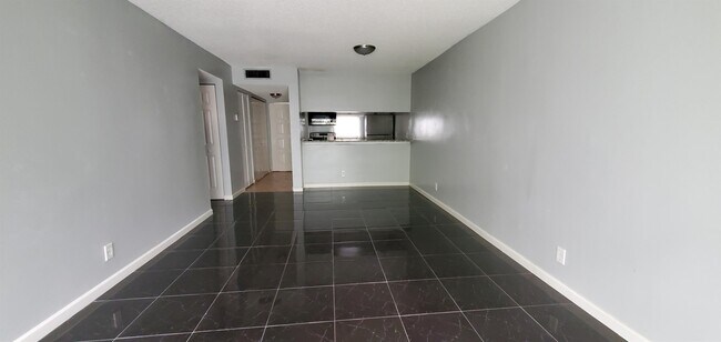 Foto del edificio - 8540 N Sherman Cir