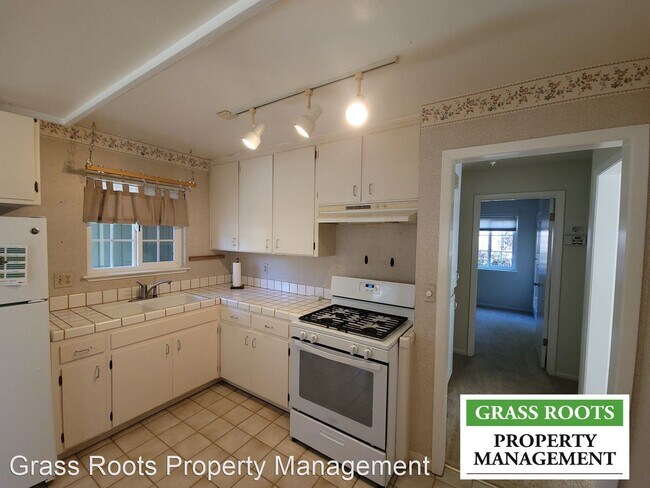 Building Photo - 2 br, 1 bath House - 10943 Pine View Heights