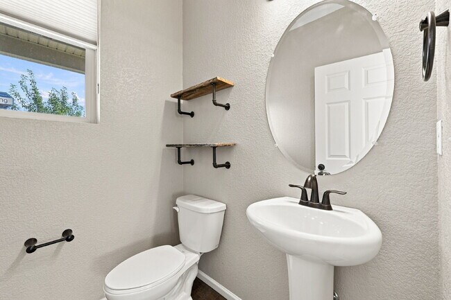Foto del edificio - $2,795.95, 4-bed, 2.5-bath, located in Colorado Springs with Central AC