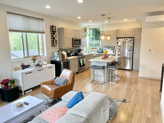 Foto del edificio - Sophisticated Greenwood Townhome with View...