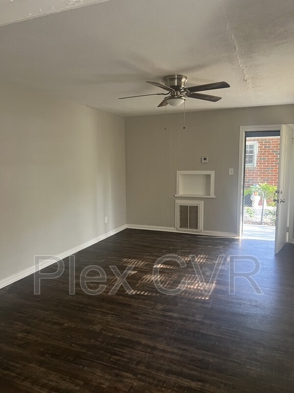 Foto del edificio - 825 Brooks Rd