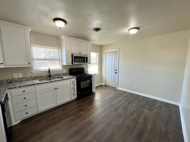 Foto del edificio - FOR LEASE! 3 Bedrooms, 1.5 Baths, 1 Car Garage with a HUGE Backyard