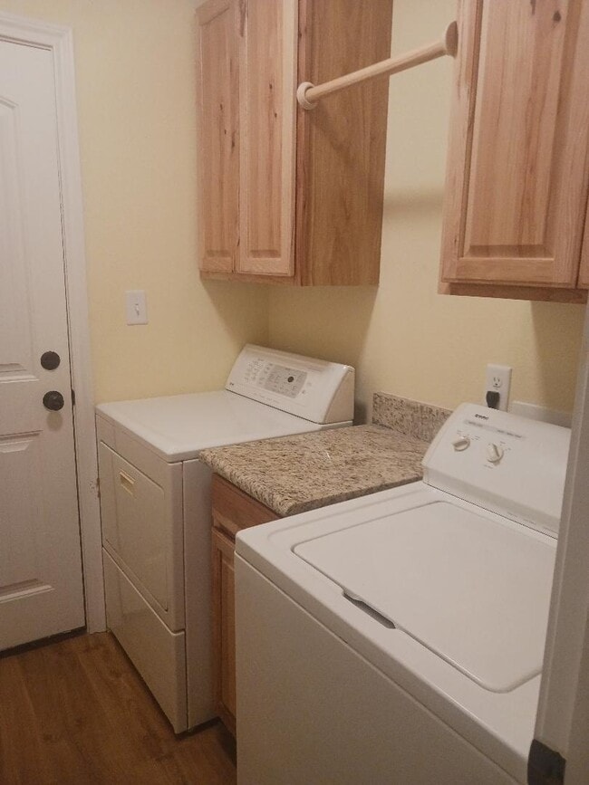 Building Photo - 5404 Lake View Dr