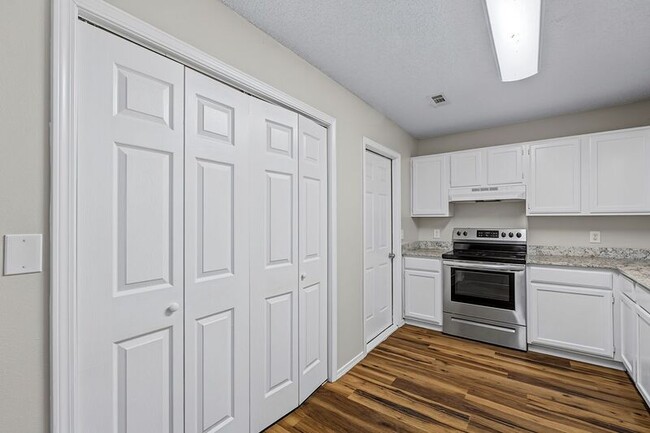 Building Photo - 302 Parkcrest Dr