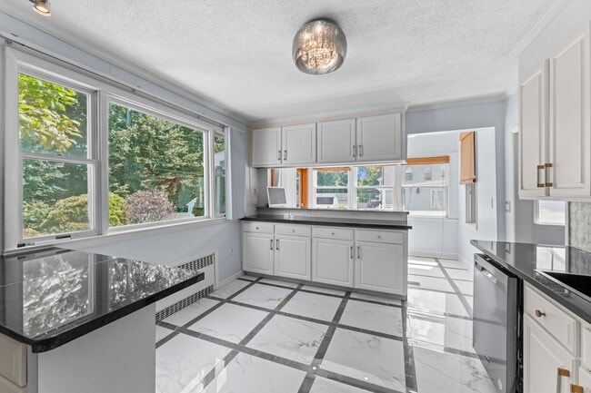 Building Photo - 210 Raymond Rd