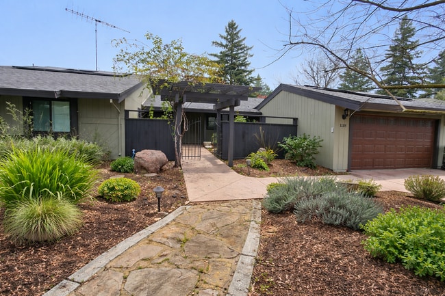 Building Photo - 1118 Marina Cir