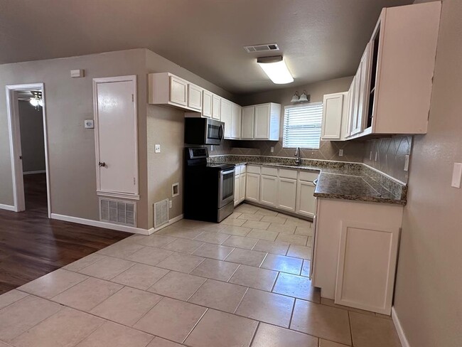 Building Photo - 311 Lamaloa Ln