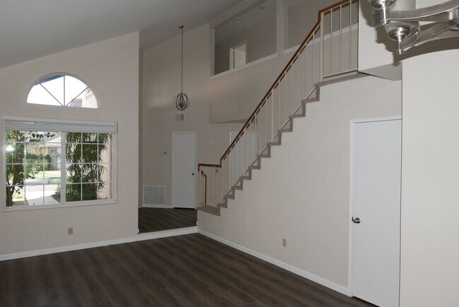 Foto del edificio - Updated home in Riverside's Hawarden Hills community