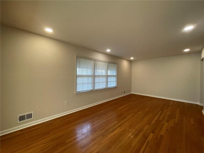 Foto del edificio - 2297 Hylaea Rd