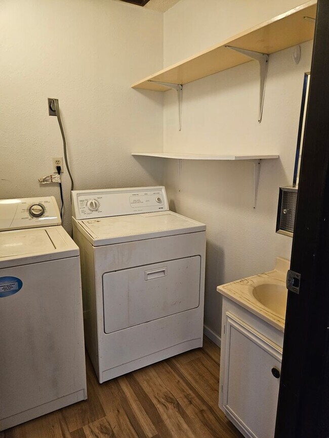 Foto del edificio - 2bd 1ba W/Fenced Yard