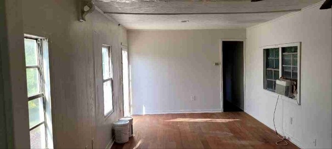 Building Photo - 205-437 Holt Ave