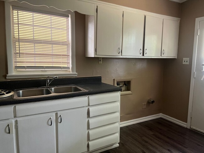 Building Photo - Nice home move in ready!