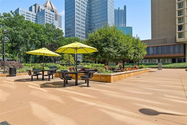 Foto del edificio - 320 Fort Duquesne Blvd