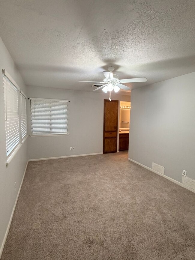 Building Photo - Spacious 2/2 rental home