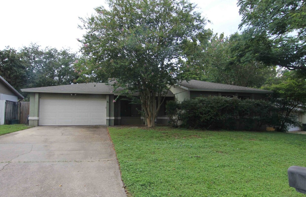 Primary Photo - 3/2 Single Family home with Fenced Yard