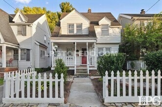 Building Photo - 2029 Berdan Ave