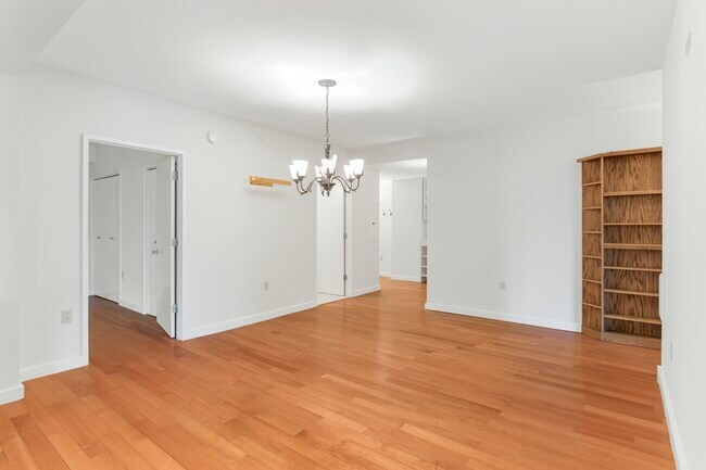 Building Photo - Super Spacious 3 Bed!