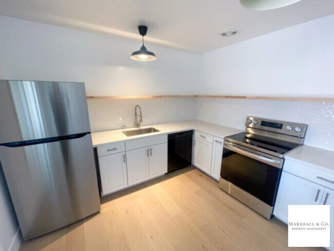 Building Photo - Walk 1 Block To Downtown! REMODELED 2BR/1B...
