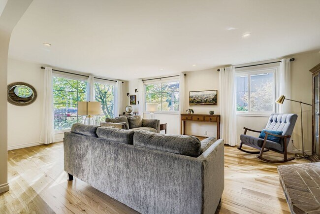 Foto del edificio - Bitter Lake Home