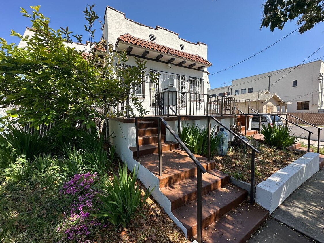 Primary Photo - 5 bedrooms, 1.5 baths with parking off Sun...