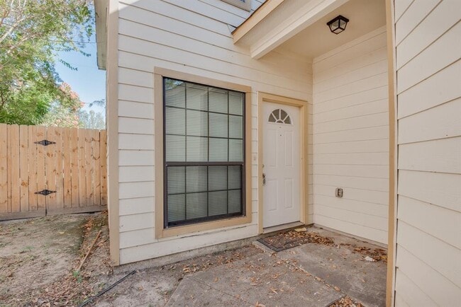Building Photo - 10231 Azalea Village Dr