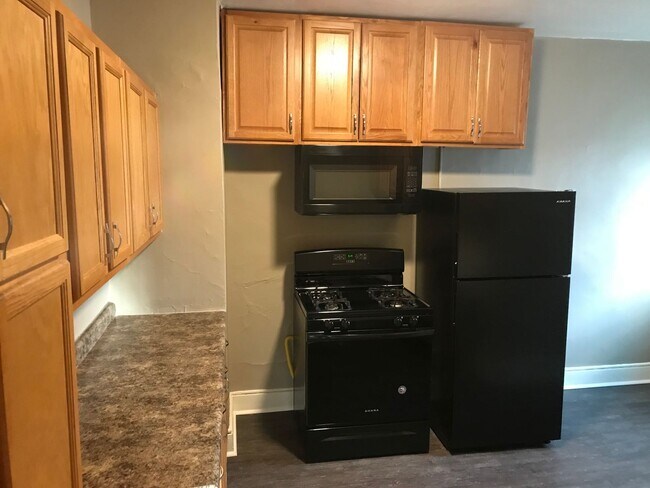 Building Photo - Great Downtown 1 Bedroom Apartment