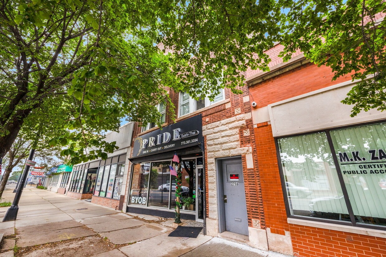 Primary Photo - 2706 W Peterson Ave