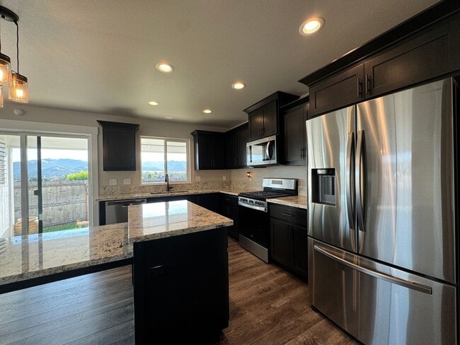 Building Photo - Beautiful 3 Bedroom 2 Story Home in Cul de...