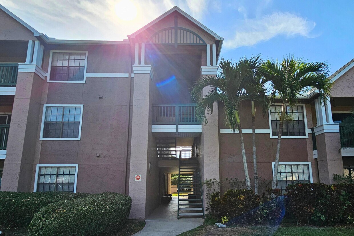 Foto principal - 7667 N Wickham Rd