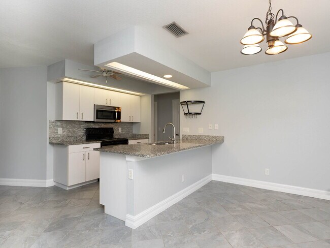 Foto del edificio - 2-Bed, 2-Bath Venice Home with Brand New Roof and AC