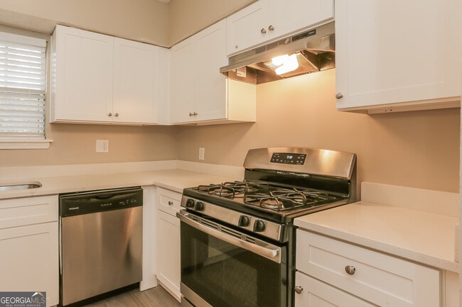 Building Photo - 2453 Crestdale Cir SE