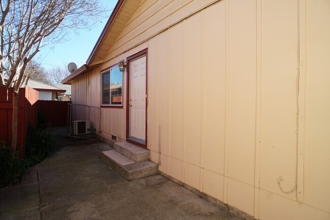 Building Photo - Cute 2 bedroom, 1 bath in Carmichael!