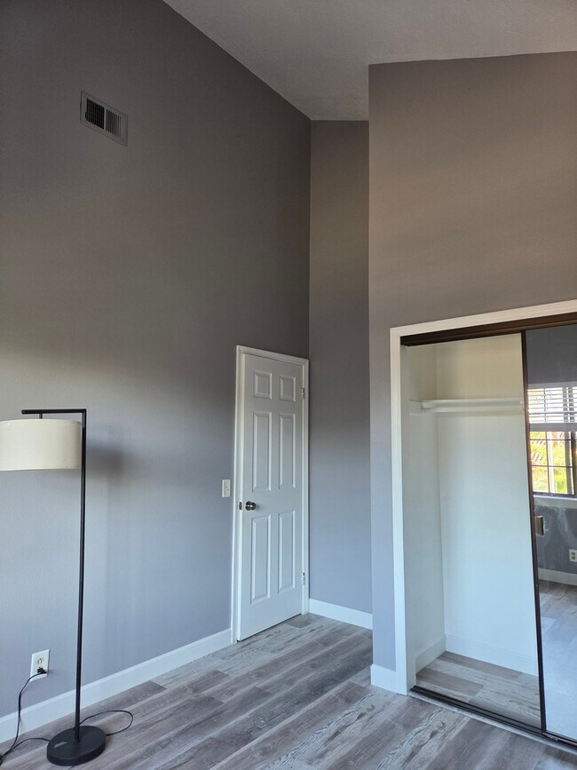 Foto del edificio - 2721 Ivanhoe Ave