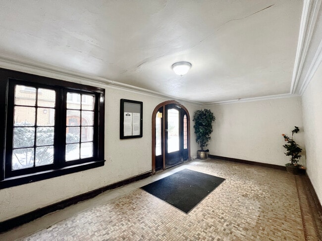 Building Photo - 733 E 80th St