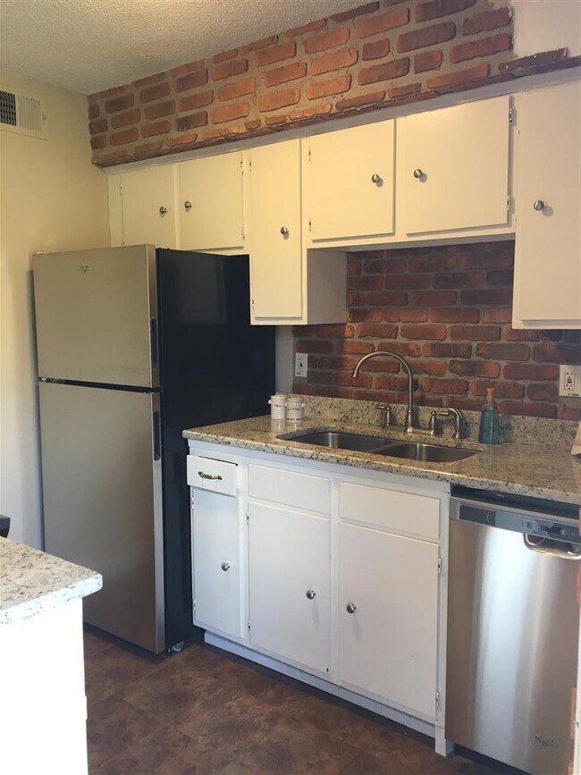 Building Photo - Stunning Nashville Condo