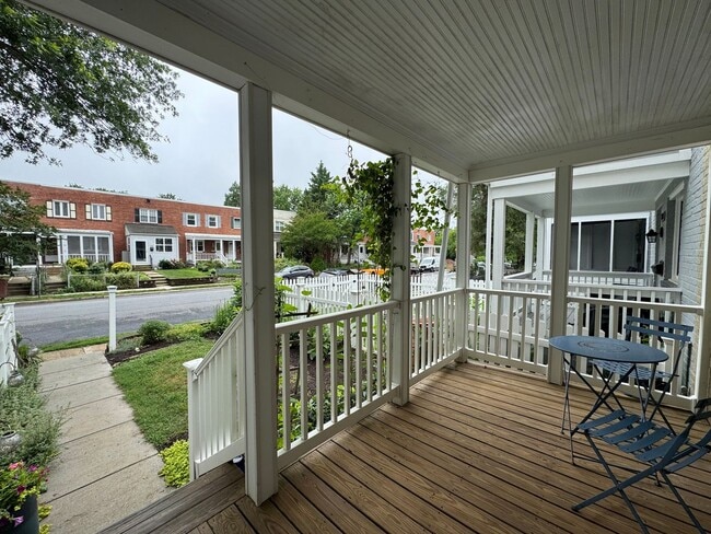 Building Photo - Charming 2 Bed 1 Bath Interior Townhome Wi...