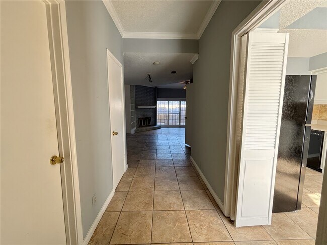 Building Photo - 7700 Creekbend Dr