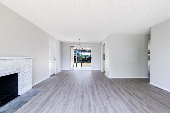 Foto del edificio - 3 Bedroom Rambler Situated on a Large Lot with Mature Landscaping!