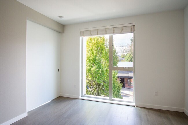 Foto del edificio - $500 FOR YOU! 2nd Floor Modern & Sleek 1Bdr in Sellwood!
