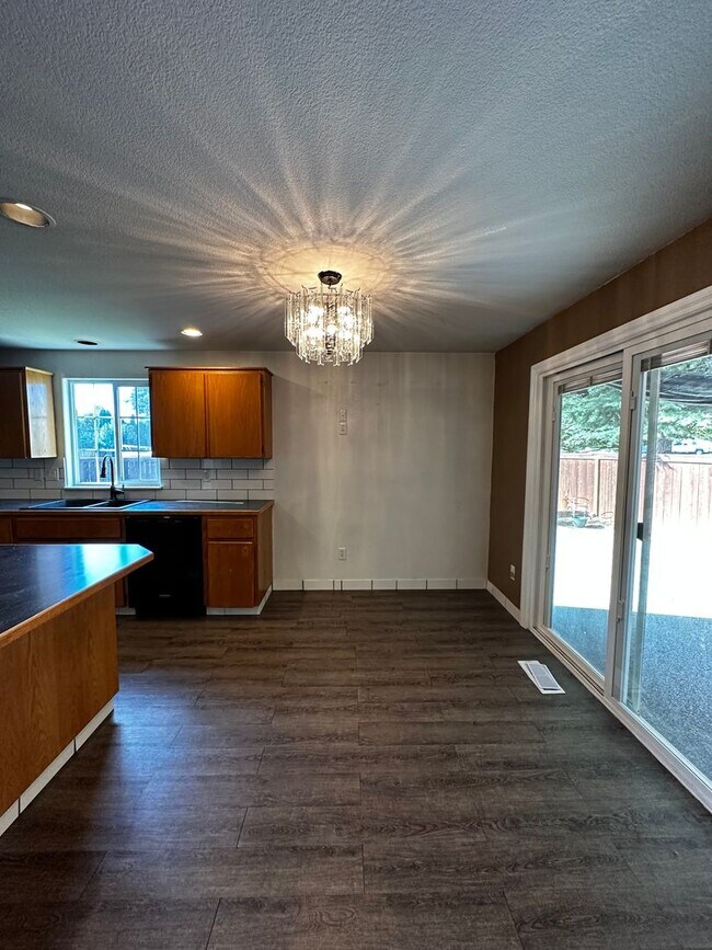 Foto del edificio - Gorgeous 4 Bedroom 2.5 Bath Single Family ...