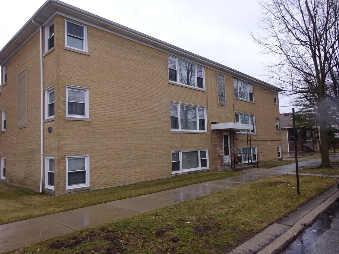 Primary Photo - 5857 W Montrose Ave