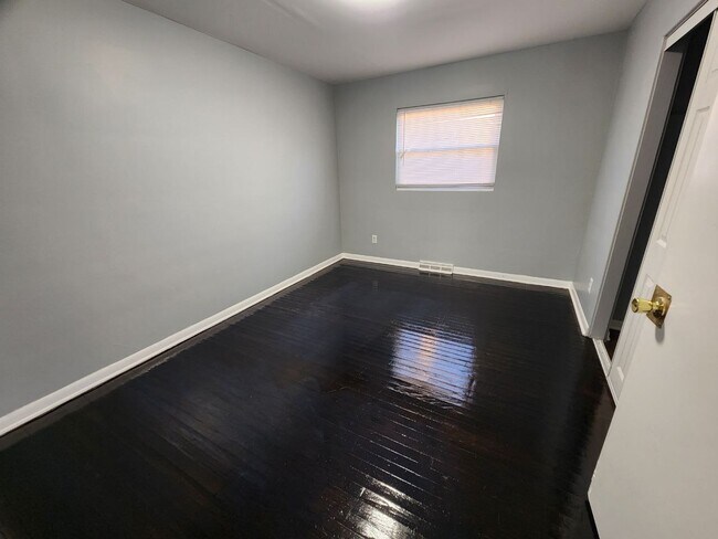 Building Photo - 457 Greenbay Ave