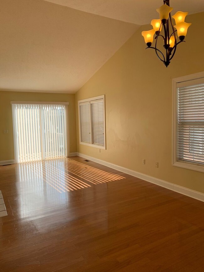 Building Photo - 2 Bedroom 2.5 Bath Townhouse with 2 Car Ga...